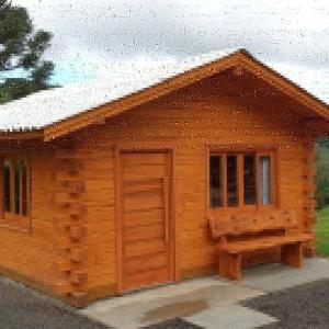 ein Modell eines Holzhauses mit Garage in der Unterkunft Cabana da Colina in Bom Jardim da Serra