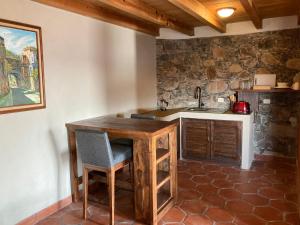 een keuken met een houten tafel en een wastafel bij El Faro Hotel Retreat in Santiaguillo