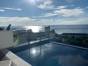 a swimming pool on a building with a view of the ocean at Apartamento Centro Histórico in Salvador