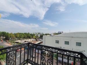 een balkon met uitzicht op de stad bij Minh Khue Hotel in Vĩnh Long