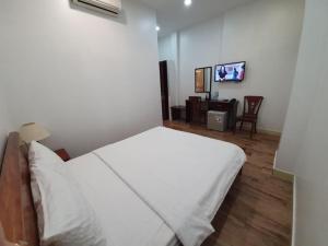 Una cama o camas en una habitación de Minh Khue Hotel
