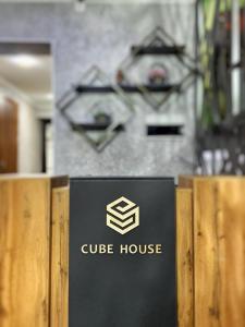 Certifikát, hodnocení, plakát nebo jiný dokument vystavený v ubytování Cube House Osh