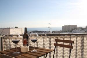エステポナにあるTop Floor Esteponaのワイン2杯(テーブルに座ったバルコニー付)