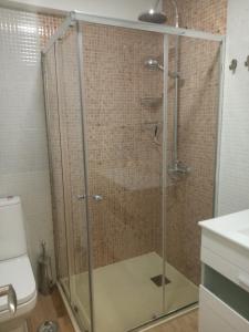 y baño con ducha y puerta de cristal. en Alojamiento en Gijon perfecto para conocer Asturias, en Gijón