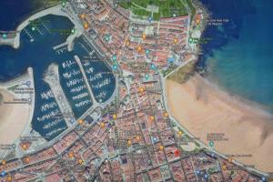 un mapa de una ciudad junto a la playa en Alojamiento en Gijon perfecto para conocer Asturias, en Gijón
