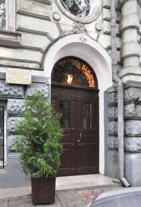 una porta nera con una pianta di fronte a un edificio di Queen Valery Hotel a Odessa