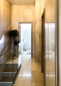 un corridoio con una scala che conduce a una camera di LUX&2Jacuzzi. NEW! Golden Mile Las Americas, Parque Santiago 2. Pool heated Sea water 2 BDR a Playa de las Americas