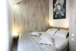 una camera da letto con un letto con due cuscini sopra di LUX&2Jacuzzi. NEW! Golden Mile Las Americas, Parque Santiago 2. Pool heated Sea water 2 BDR a Playa de las Americas Altre 43 foto