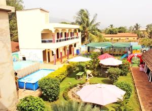 una vista aérea de un complejo con piscina y sombrillas en Hotel Ganiela, en Palimé