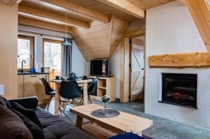 ein Wohnzimmer mit einem Sofa und einem Kamin in der Unterkunft Tatrzanska Polana - Mountain View, Free Parking & WiFi in Zakopane