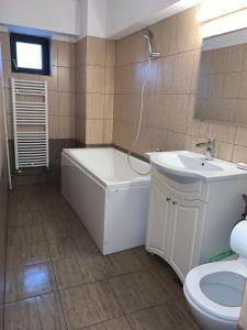 y baño con bañera, lavabo y aseo. en UniriiCC, en Bucarest