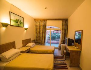 A bed or beds in a room at Morgenland Holly Village