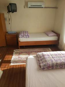 a small room with a bed and a tv at Hasyurt Hotel in Finike