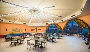 A restaurant or other place to eat at Morgenland Holly Village