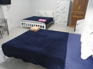 Postel nebo postele na pokoji v ubytování เพลินเพลิน​ วิลล่า