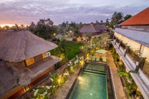 A view of the pool at Kamandhani Cottage or nearby