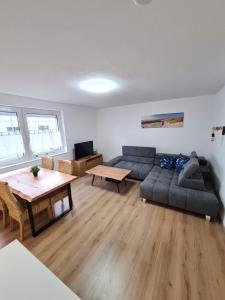 ein Wohnzimmer mit einem Sofa und einem Tisch in der Unterkunft Lüdenscheid-Ferienwohnung de Betzler B35-70 in Lüdenscheid