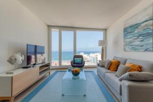Televízia a/alebo spoločenská miestnosť v ubytovaní Elegant living with great views of Las Canteras Beach