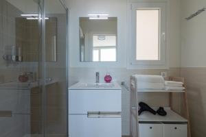 Kúpeľňa v ubytovaní Elegant living with great views of Las Canteras Beach + 10 fotografií