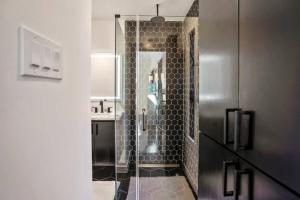 ヒューストンにあるQuantum Tiny Loft at East End Revitalizedの浴室のガラス扉付きシャワー +27枚の写真