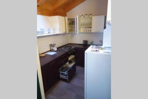 A kitchen or kitchenette at Chalet Maso Fradea Family Resort Még 21 kép