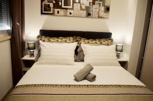 מיטה או מיטות בחדר ב-Apartments Rina - Kneže