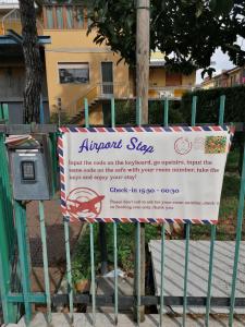 ein Schild vor einem Gebäude in der Unterkunft Airport Stop in Orio al Serio