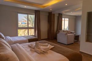 En eller flere senger på et rom på Nine Pyramids View Hotel
