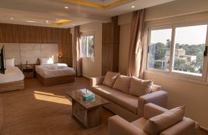 En eller flere senger på et rom på Nine Pyramids View Hotel