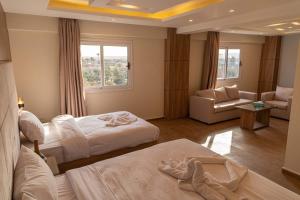 En eller flere senger på et rom på Nine Pyramids View Hotel