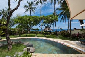 Bazén v ubytování Alam Anda Ocean Front Resort & Spa CHSE Certified nebo v jeho okolí