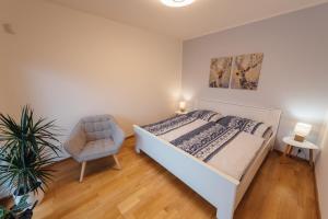 Posteľ alebo postele v izbe v ubytovaní Apartmán Pod borovicí