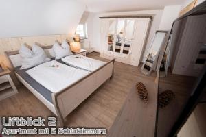 1 dormitorio con 1 cama grande y espejo en Ferienwohnungen "Liftblick 2 oder 3" im Kurort Altenberg, en Kurort Altenberg