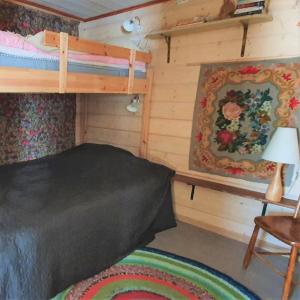 um quarto com um beliche e uma mesa com um candeeiro em Stallet B&B em Köping