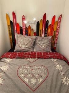 a bed with a bunch of skis on a wall at Chamrousse Residence le Balcon de Recoin - Au pied des pistes in Chamrousse