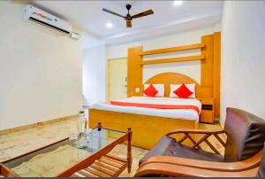 Posteľ alebo postele v izbe v ubytovaní Sri Krishnan Residency