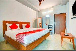 Posteľ alebo postele v izbe v ubytovaní Sri Krishnan Residency