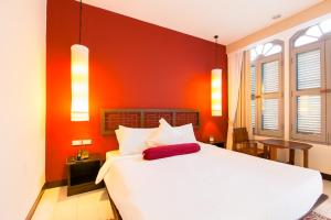 Cama ou camas em um quarto em The Memory at On On Hotel