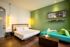 Cama ou camas em um quarto em The Memory at On On Hotel