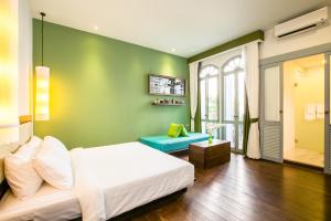 Cama ou camas em um quarto em The Memory at On On Hotel