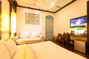 Uma TV ou centro de entretenimento em The Memory at On On Hotel