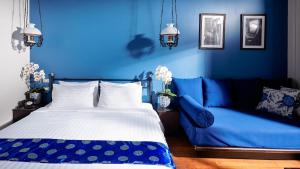 Cama ou camas em um quarto em The Memory at On On Hotel