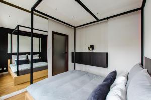 Posteľ alebo postele v izbe v ubytovaní LupoApartments Królewska z Klimatyzacją Penthouse Mandoria Parking Dostęp na Kod