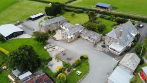 una vista aerea di una grande casa con un cortile di Jasmine Cottage a Bude