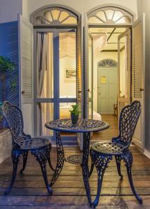 un tavolo e due sedie su un portico di The Memory at On On Hotel a Phuket