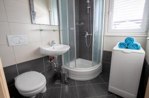 Beach Spot Apartments في ماكارسكا: حمام مع مرحاض ومغسلة ودش +23 صورة