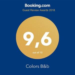 un cercle jaune avec son numéro dans l'établissement Colors B&B, à Palerme