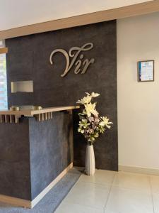 Lobi atau kawasan kaunter penerimaan di Garni hotel Vir