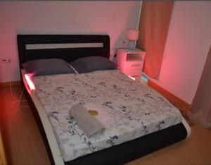 ein Schlafzimmer mit einem Bett mit einer Lampe in der Unterkunft Delux Appartment in Praia