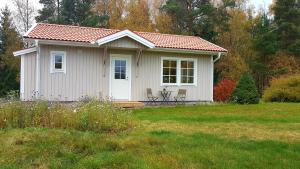 Garður fyrir utan Nybyggd stuga intill skogsbrynet - New built cottage next to the cowberry forest